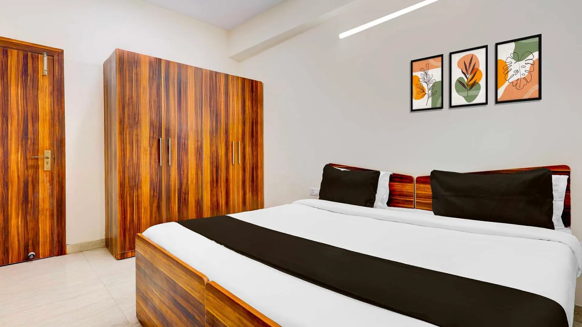 Super Hotel O Sadar Bazar 구르가온