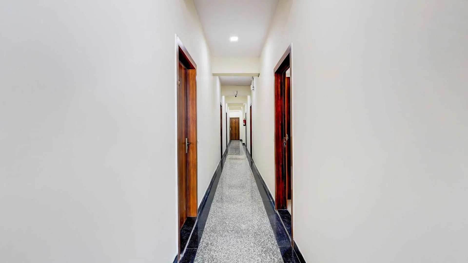 Super Hotel O Sadar Bazar 구르가온